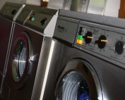 Sanitärgebäude mit Waschmaschinen und Trockner