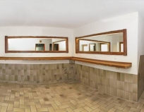 Camping Stein - Duschen Vorraum mit Spiegeln und Steckdosen