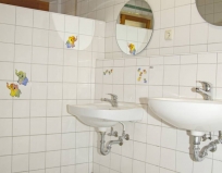 Waschbecken auch in Kinderhöhe