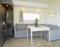 Lodge Taos - Esszimmer/Wohnbereich mit Couch und Fernseher