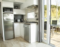 Lodge Taos - Küche mit großem Kühlschrank und Spülmaschine