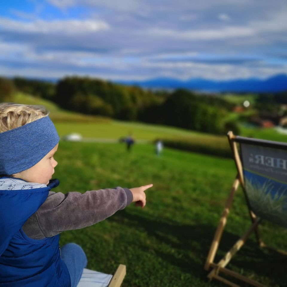 Goldener Oktober auf der Ratzinger Höhe - Kind zeigt mit dem Finger auf die Berge