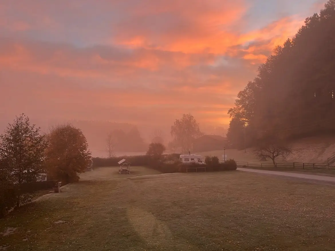 Sonnenaufgang auf dem Wohnmobilstellplatz