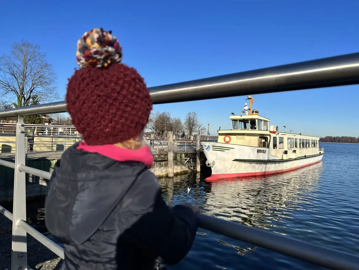 Chiemsee Schiff mit Mädchen