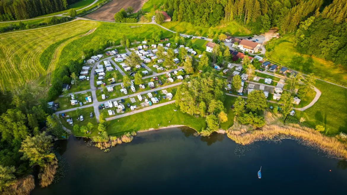 Camping Stein Luftbild - Blick vom See Richtung Osten zum Chiemsee