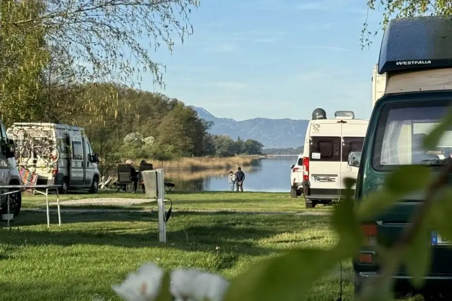Bulli am Camping Stein im Frühling am Simssee