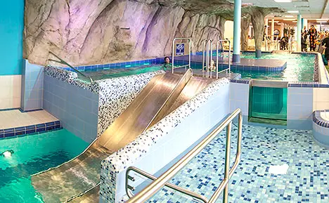 Gaudibrunnen mit Rutschen für kleine Kinder im Badria Wasserburg