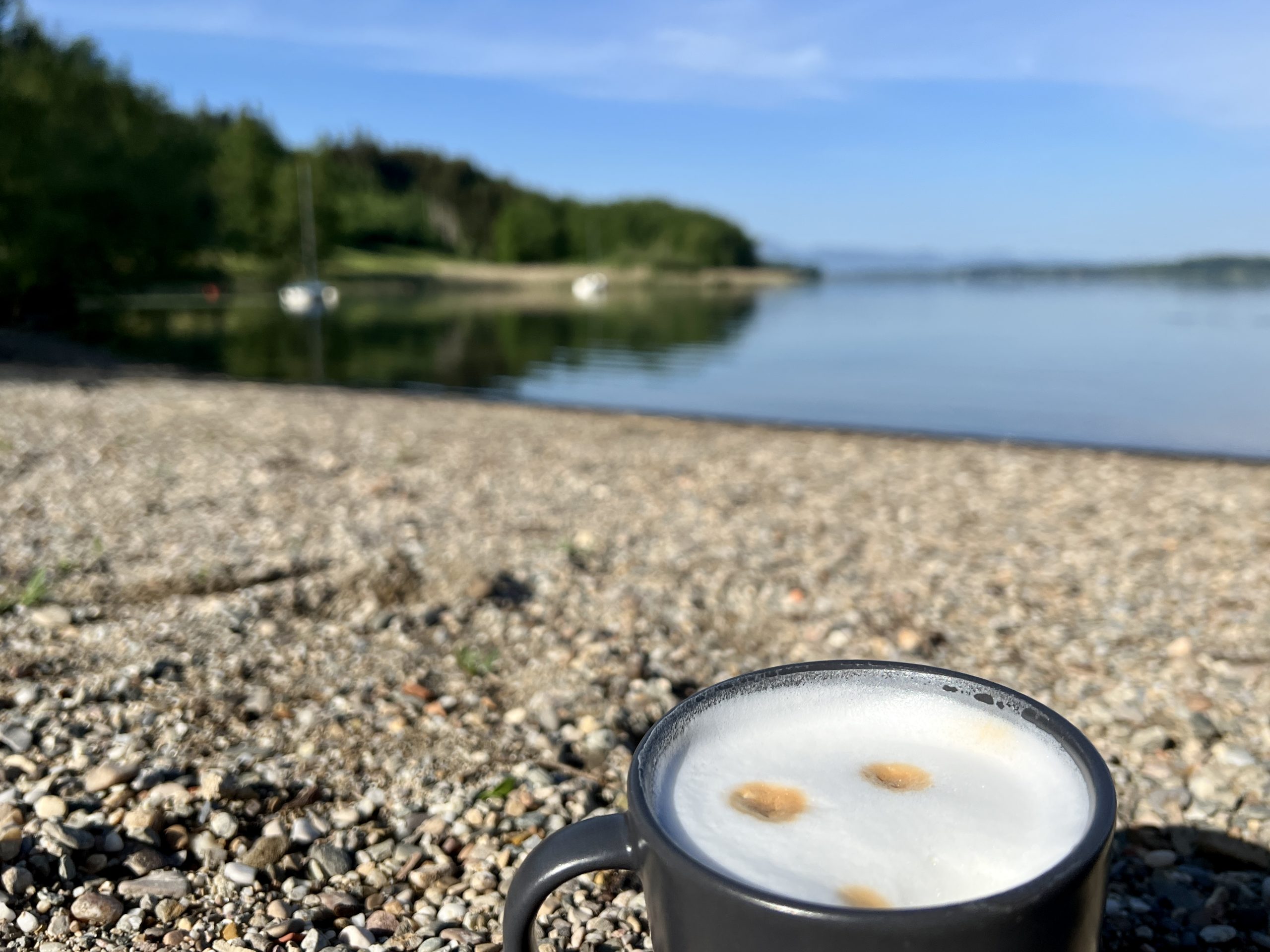 Kaffee beim Sonnenaufgang am See