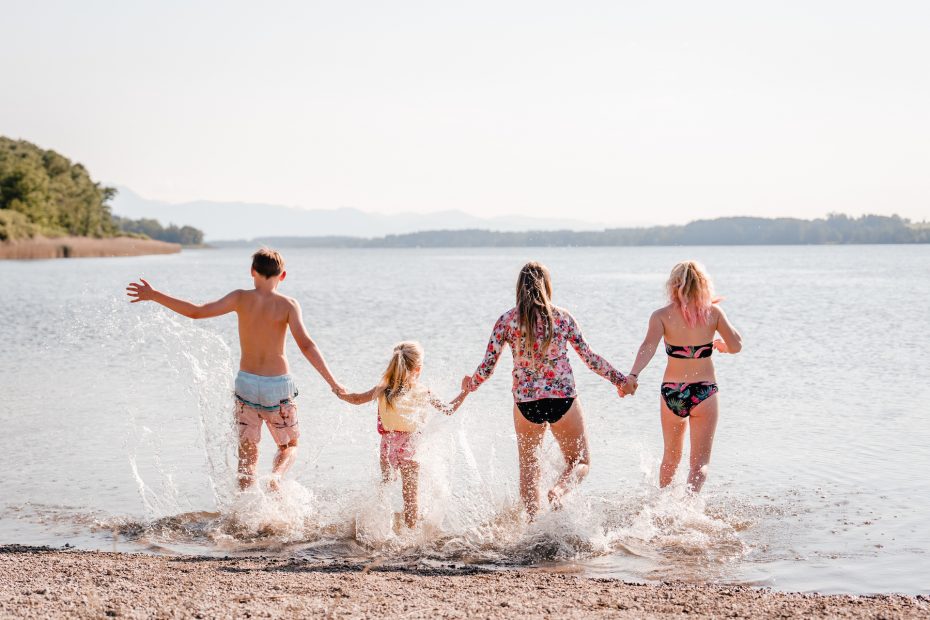 Kinder laufen in den See zum baden bei Camping Stein am Strand