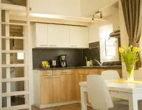 Küche mit Kühlschrank, Spülmaschine und Gaskochfeld im Chalet Fini am Campingplatz Stein