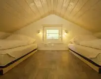 Schlafboden mit zwei Betten im Chalet Fini am Campingplatz Stein