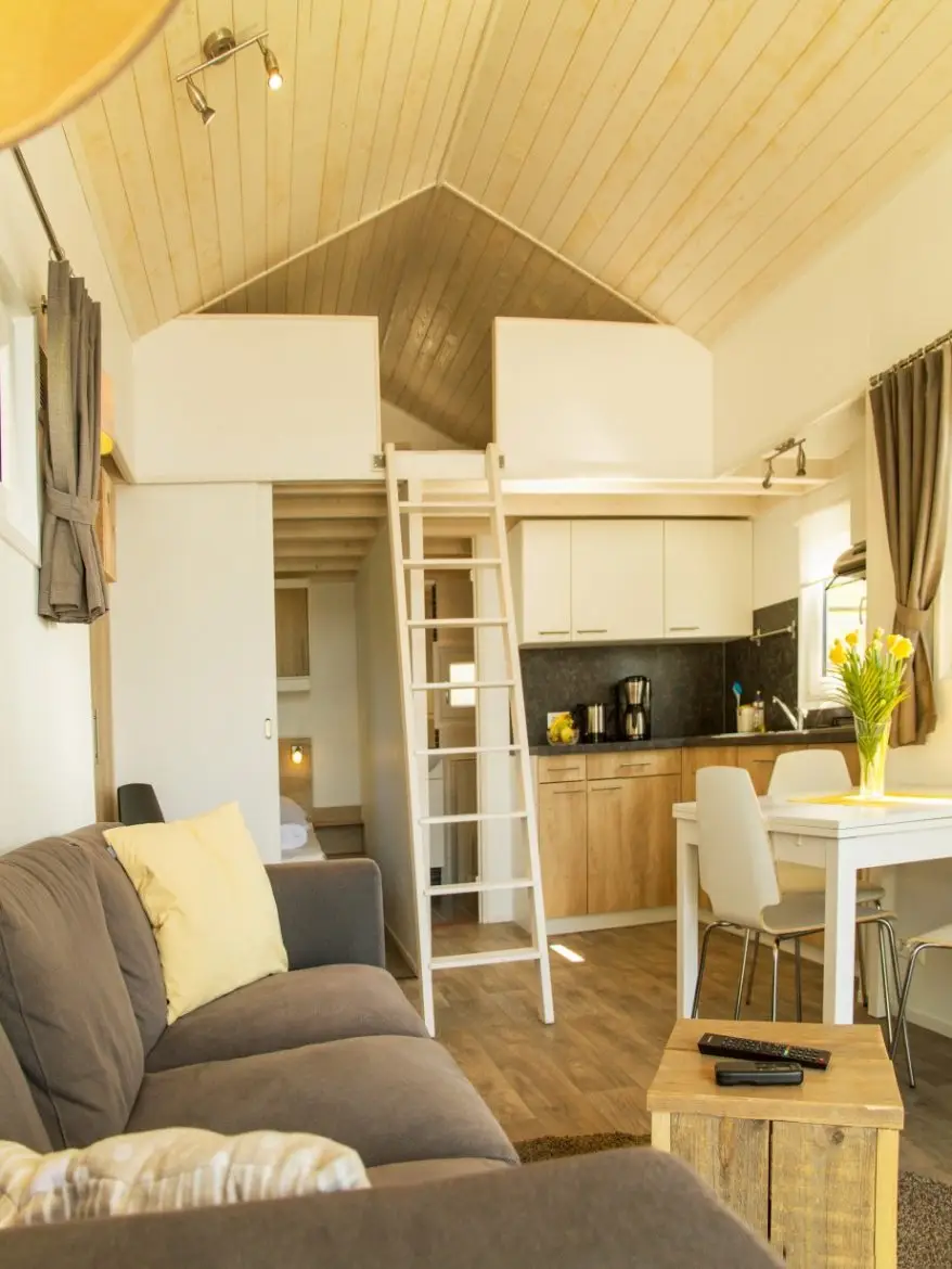 Chalet Fini - Wohnzimmer mit Küchenzeile