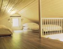 Schlafboden mit zwei Betten im Chalet Cilli am Campingplatz Stein am Simssee