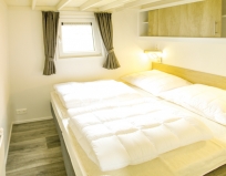 Schlafzimmer mit Doppelbett im Chalet Cilli