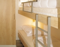 Schlafzimmer mit zwei Stockbetten im Chalet Cilli am Campingplatz Stein am Simssee