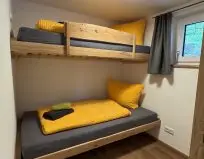 Chalet Leni - Schlafzimmer mit Stockbett - unten 1 m x 2 m Matratze - oben 0,80 m x 2 m Matratze