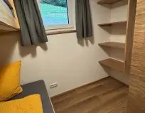 Chalet Leni - Schlafzimmer mit Stockbett - unten 1 m x 2 m Matratze - oben 0,80 m x 2 m Matratze
