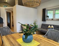 Wohnzimmer mit Couch und Esstisch