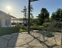 Chalet Leni - große Sonnenterrasse mit Gartenmöbeln und Vordach