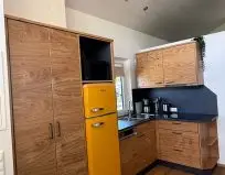 Küche mit Spülmaschine 40 cm, Kaffeemaschine, Kühlschrank und Toaster