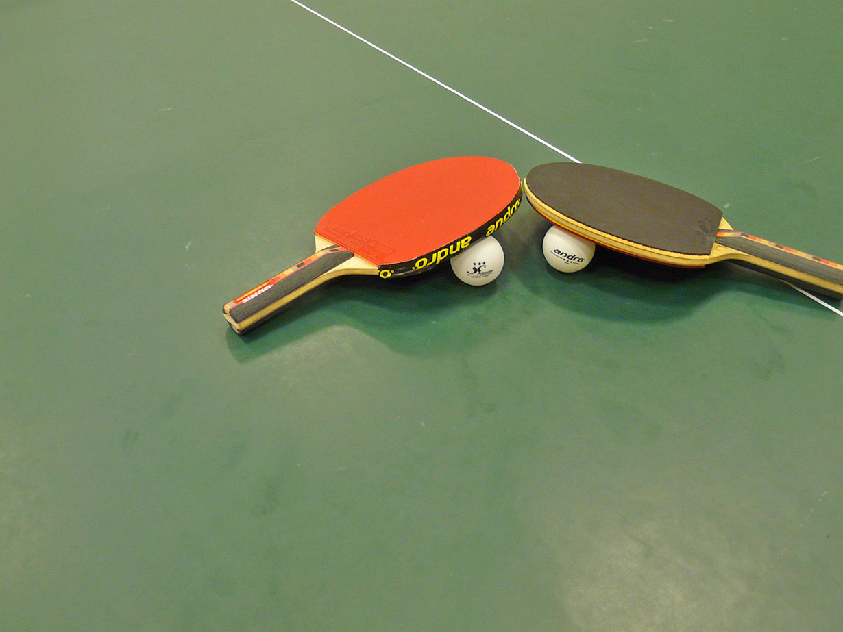 Tischtennisschläger auf der Tischtennisplatte